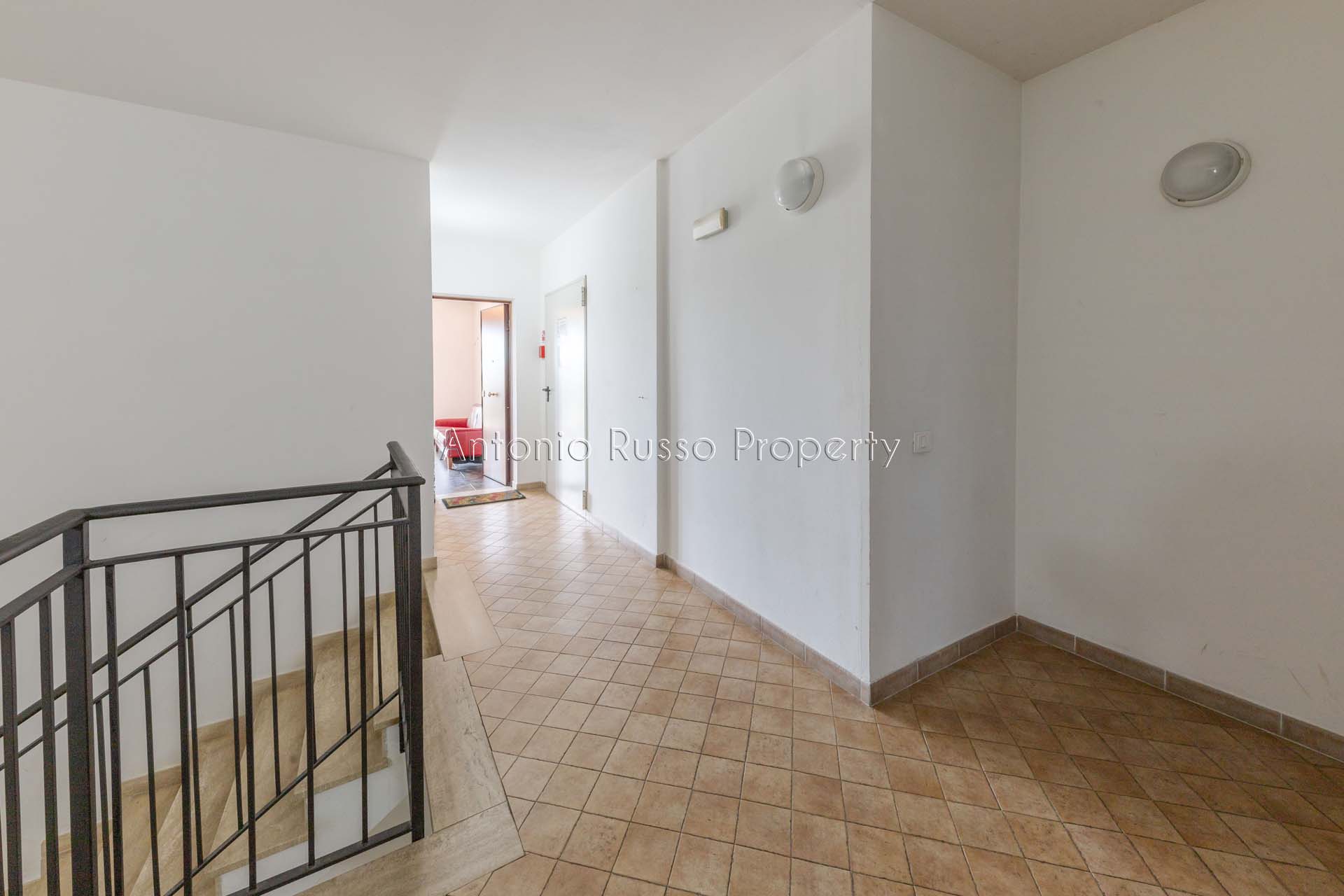 Appartamento ottimo stato Grosseto in vendita. Terzo piano con ascensore, disposto su due livelli, terrazza di 29,6 mq, garage, cucina di design e finiture moderne.