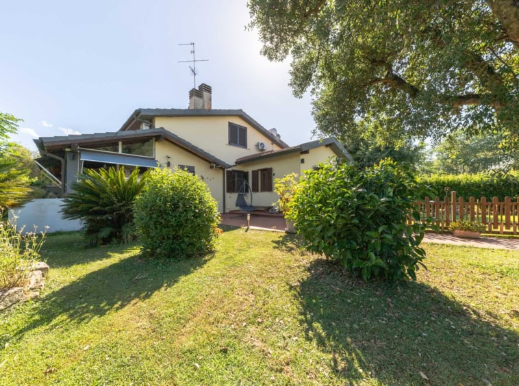 Three-family home for sale in the Grosseto countryside